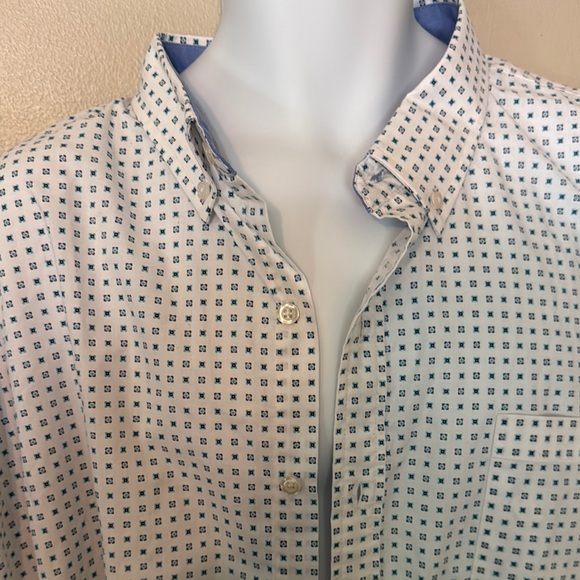 Izod White Casual Button Down Shirt Lightweight Cotton - Picture 2 of 8